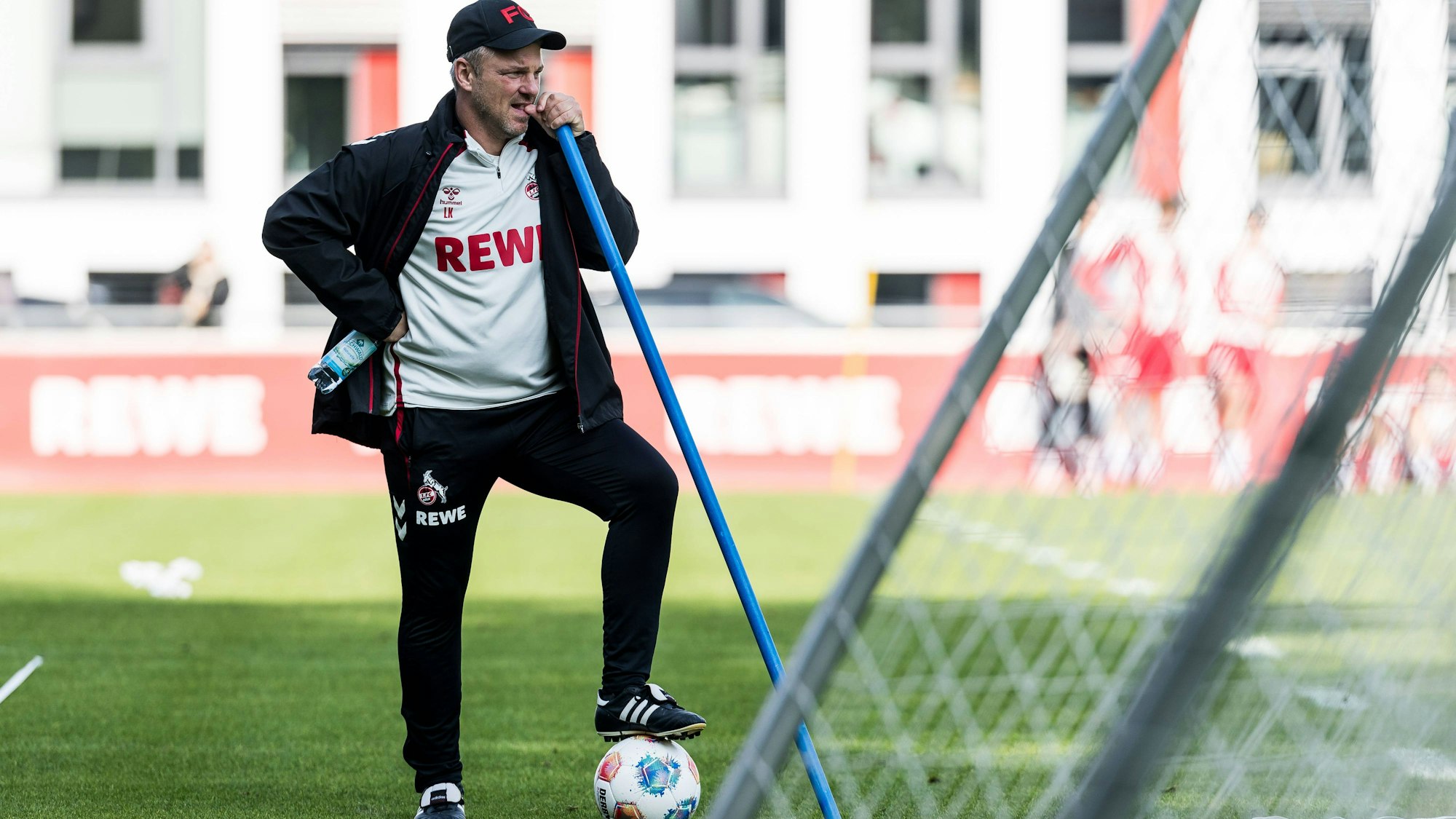 FC-Trainer Lukas Kwasniok steht beim Training des 1. FC Köln auf dem Rasen.