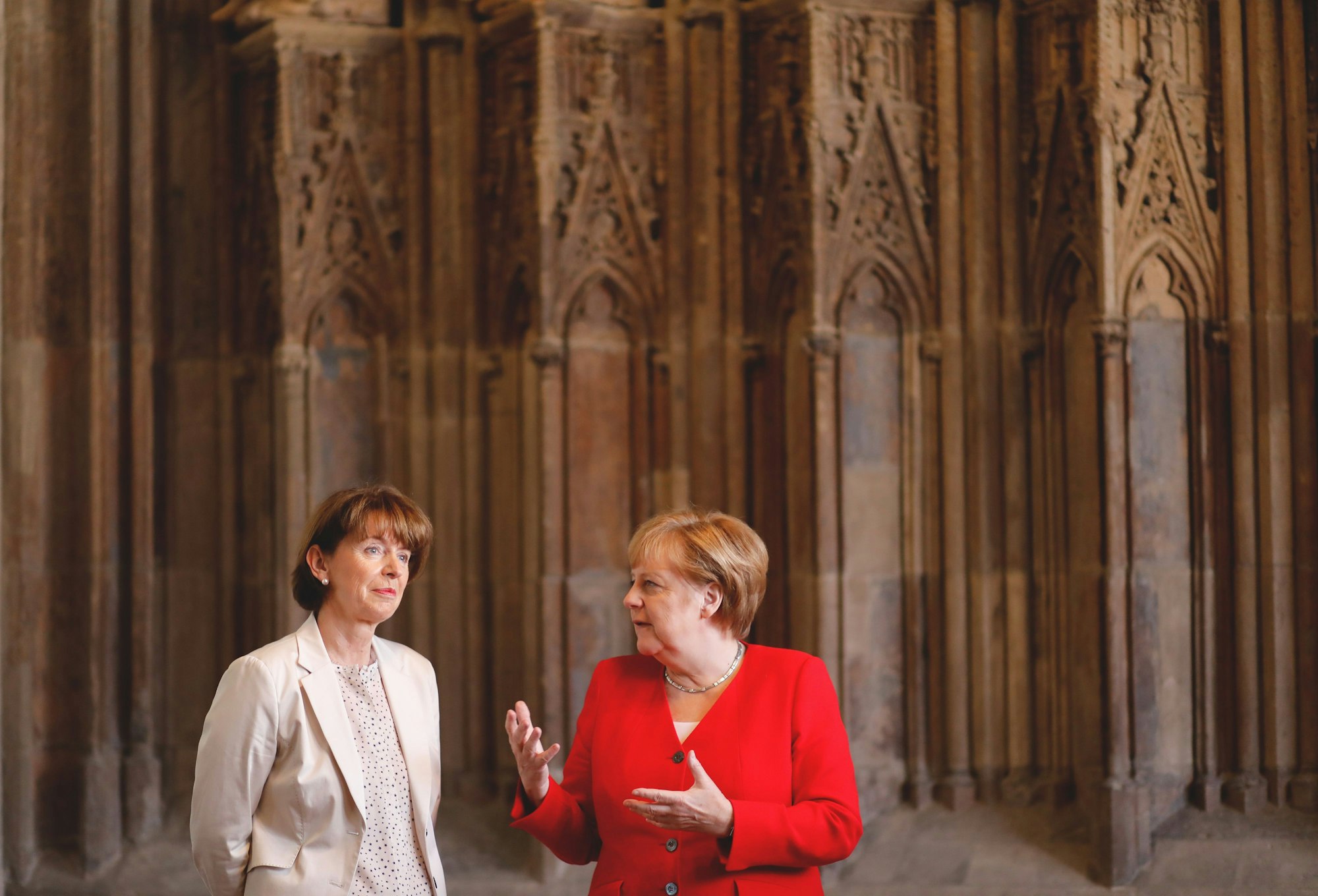 Im Hansesaal der Stadt Köln spricht Oberbürgermeisterin Henriette Reker (links) 2019 mit Bundeskanzlerin Angela Merkel (CDU). Merkel trug sich in das Goldene Buch der Stadt ein.