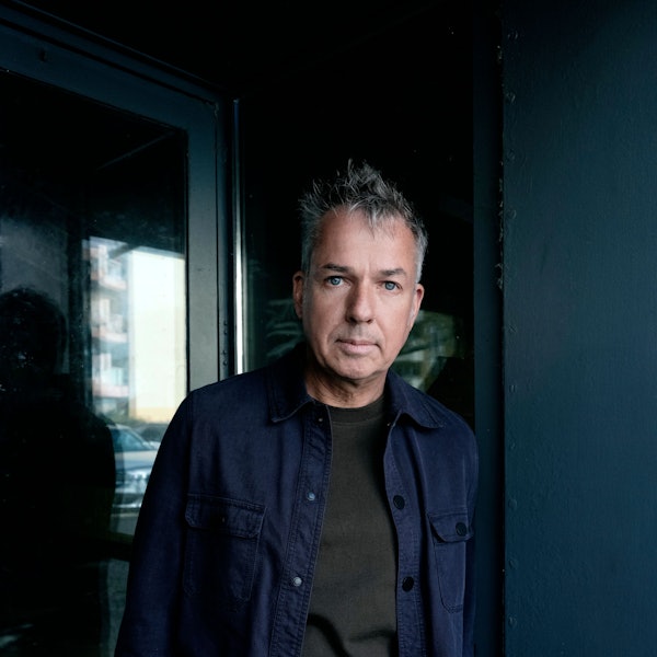 Das Foto zeigt den Schriftsteller Tom Saller.