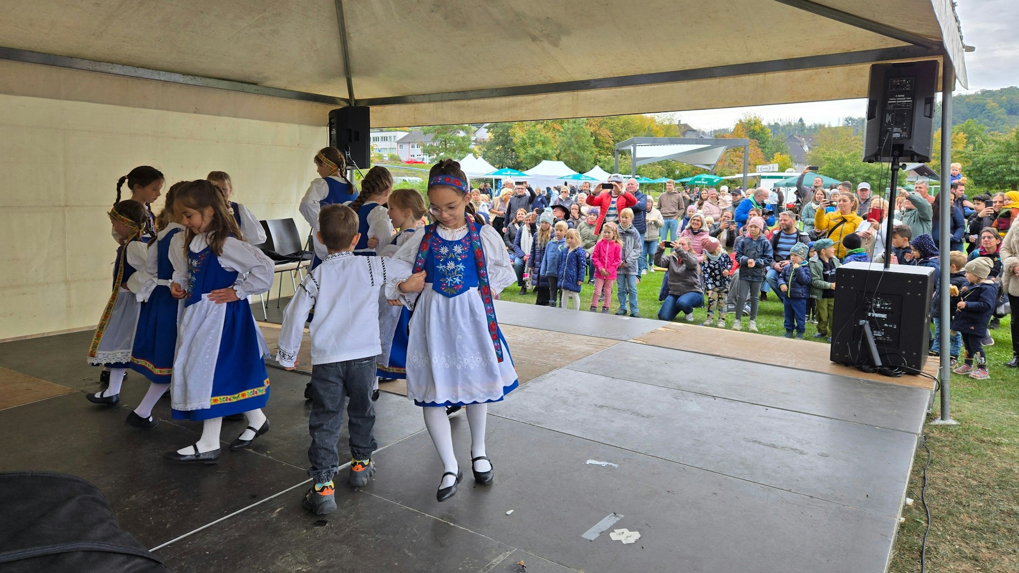Die Kinder der Siebenbürgischen Tanzgruppe beim Familienfest im Bielsteiner Kurpark.