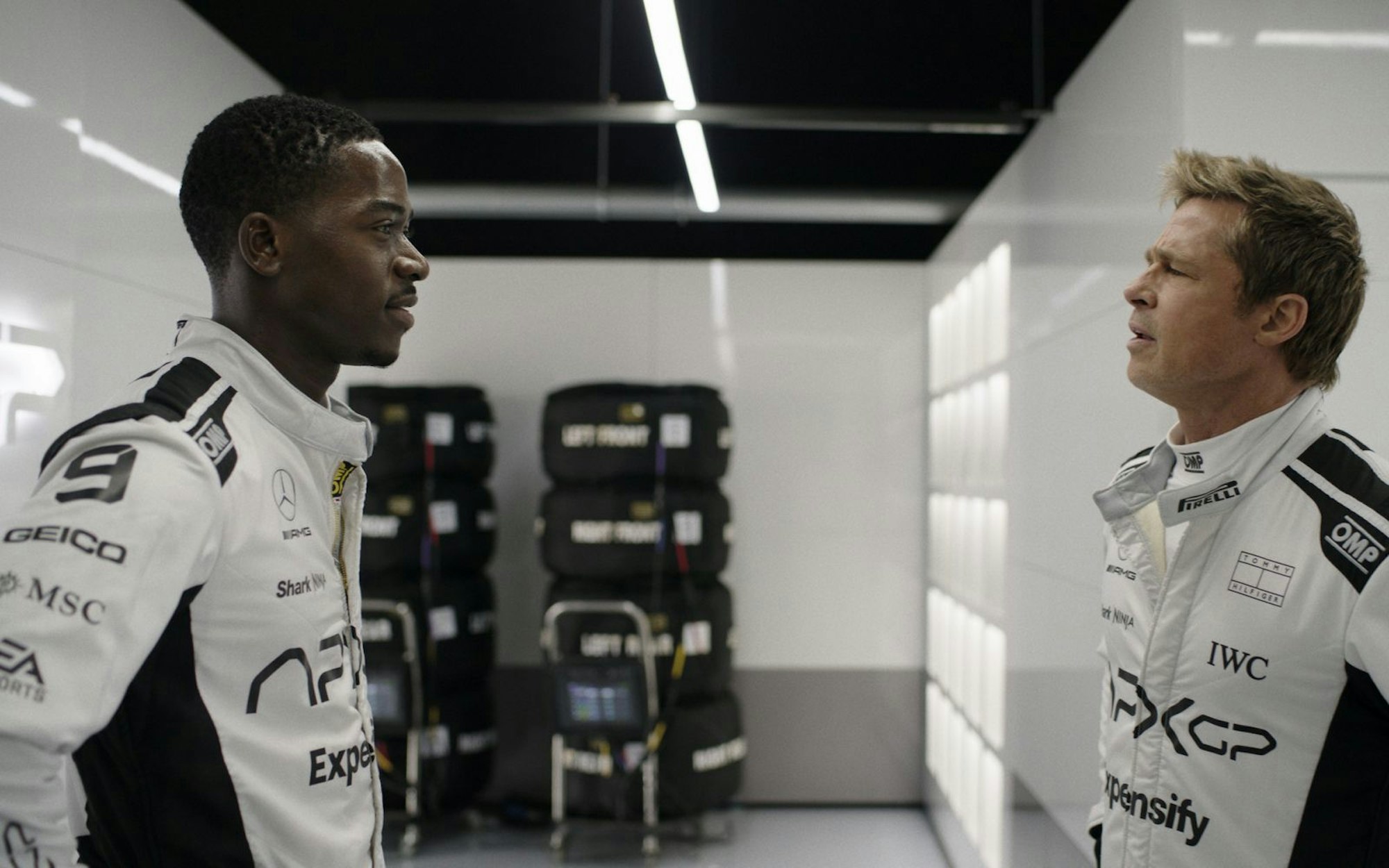 Sonny Hayes (Brad Pitt, rechts) soll mit seiner Erfahrung helfen, das APXGP-Team endlich in die Erfolgsspur zu bringen. Und vielleicht kann er ja auch dem überheblichen Rookie Joshua Pearce (Damson Idris) etwas beibringen? (Bild: Warner Bros)