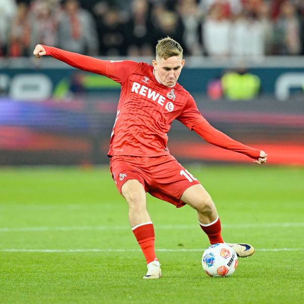 Isak Johannesson passt den Ball im Spiel in Hoffenheim.