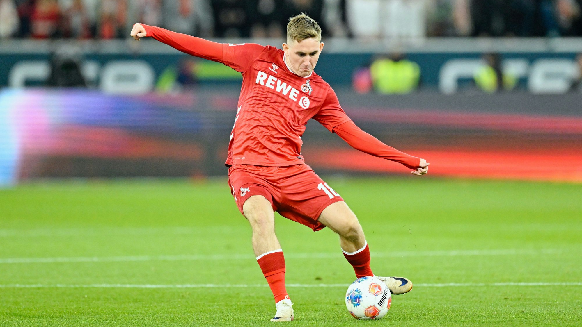 Isak Johannesson passt den Ball im Spiel in Hoffenheim.