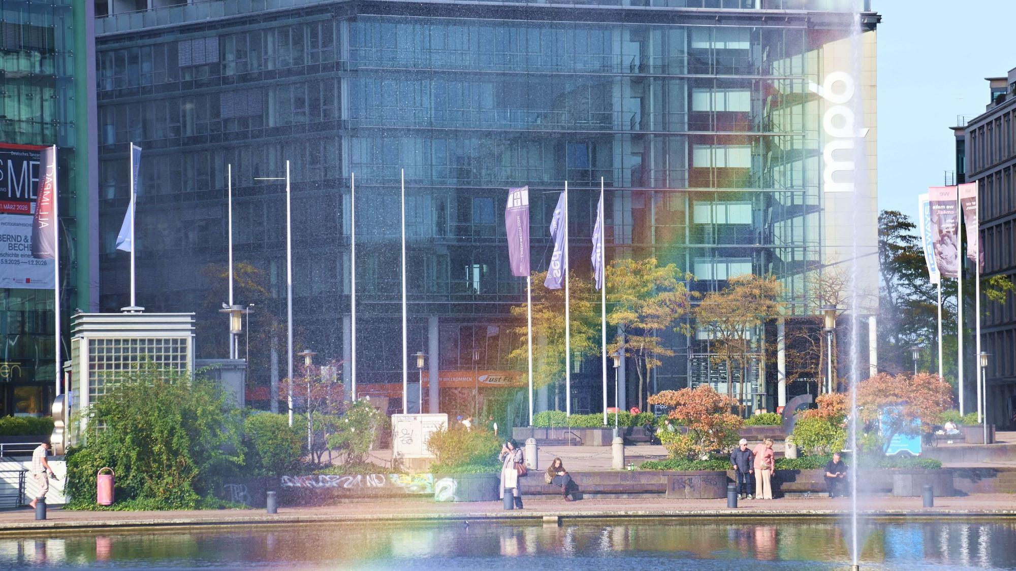 Ein Regenbogen entsteht in der Wassersäule im Mediapark.