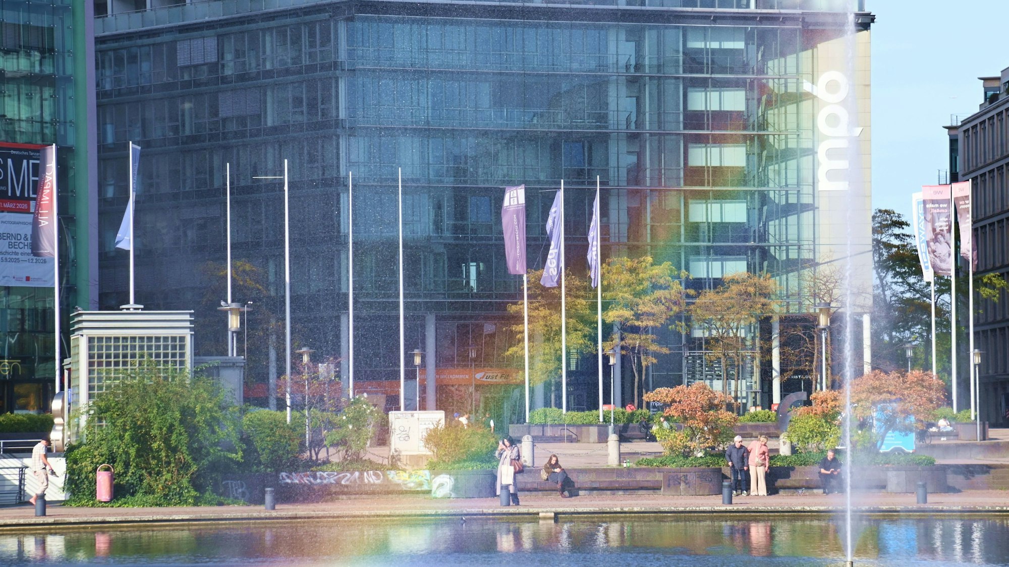 Ein Regenbogen entsteht in der Wassersäule im Mediapark.