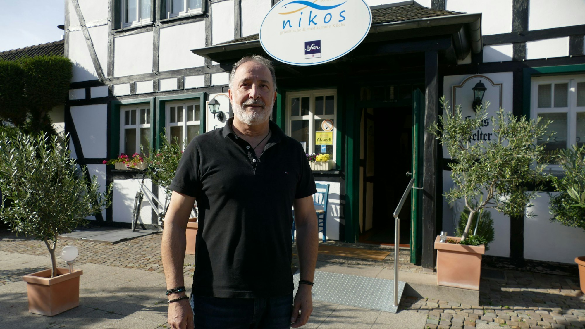 2011 hat Nikos Vavritsas das leerstehende Lokal an der Marktstraße in Niederkassel übernommen.