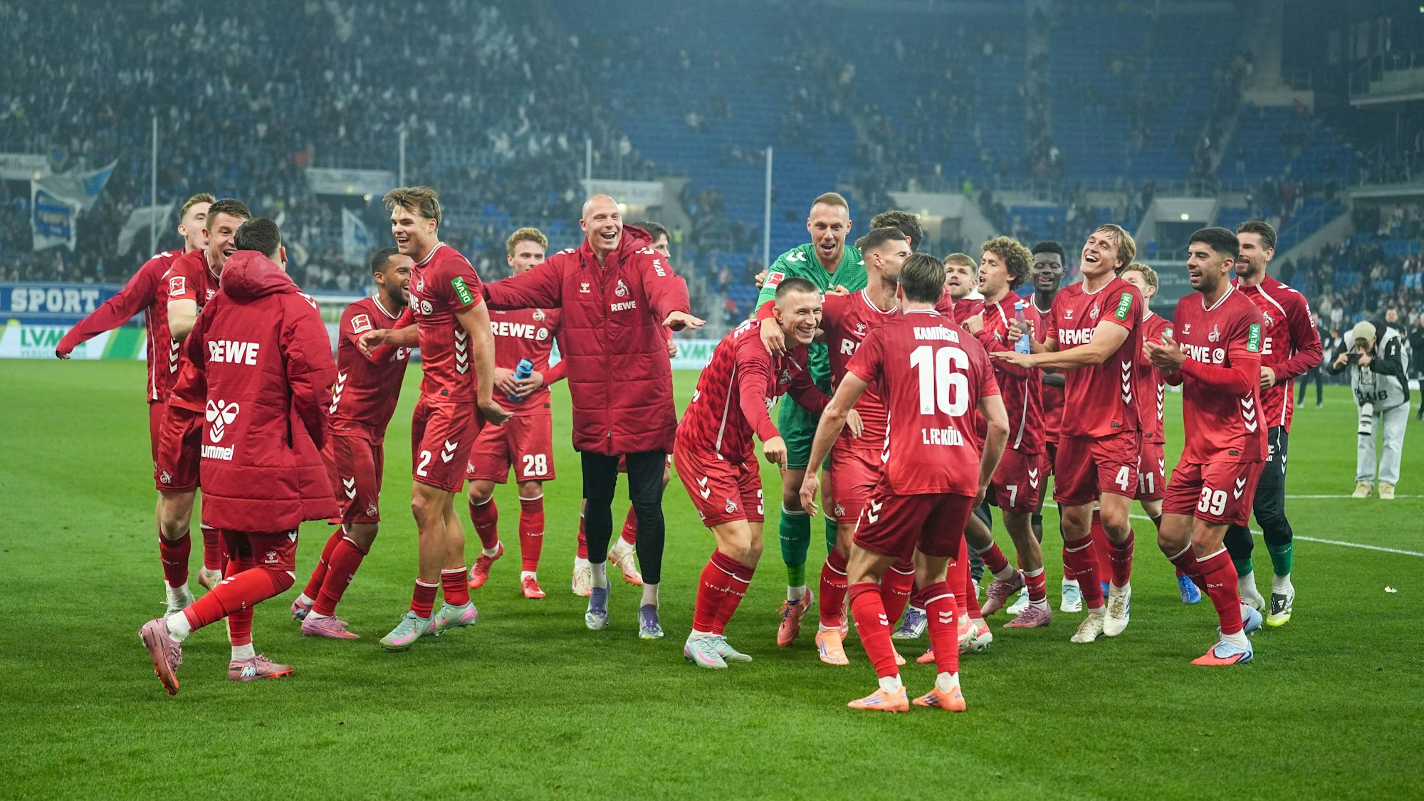 Kollektiver Jubel der Kölner nach dem Sieg in Sinsheim.