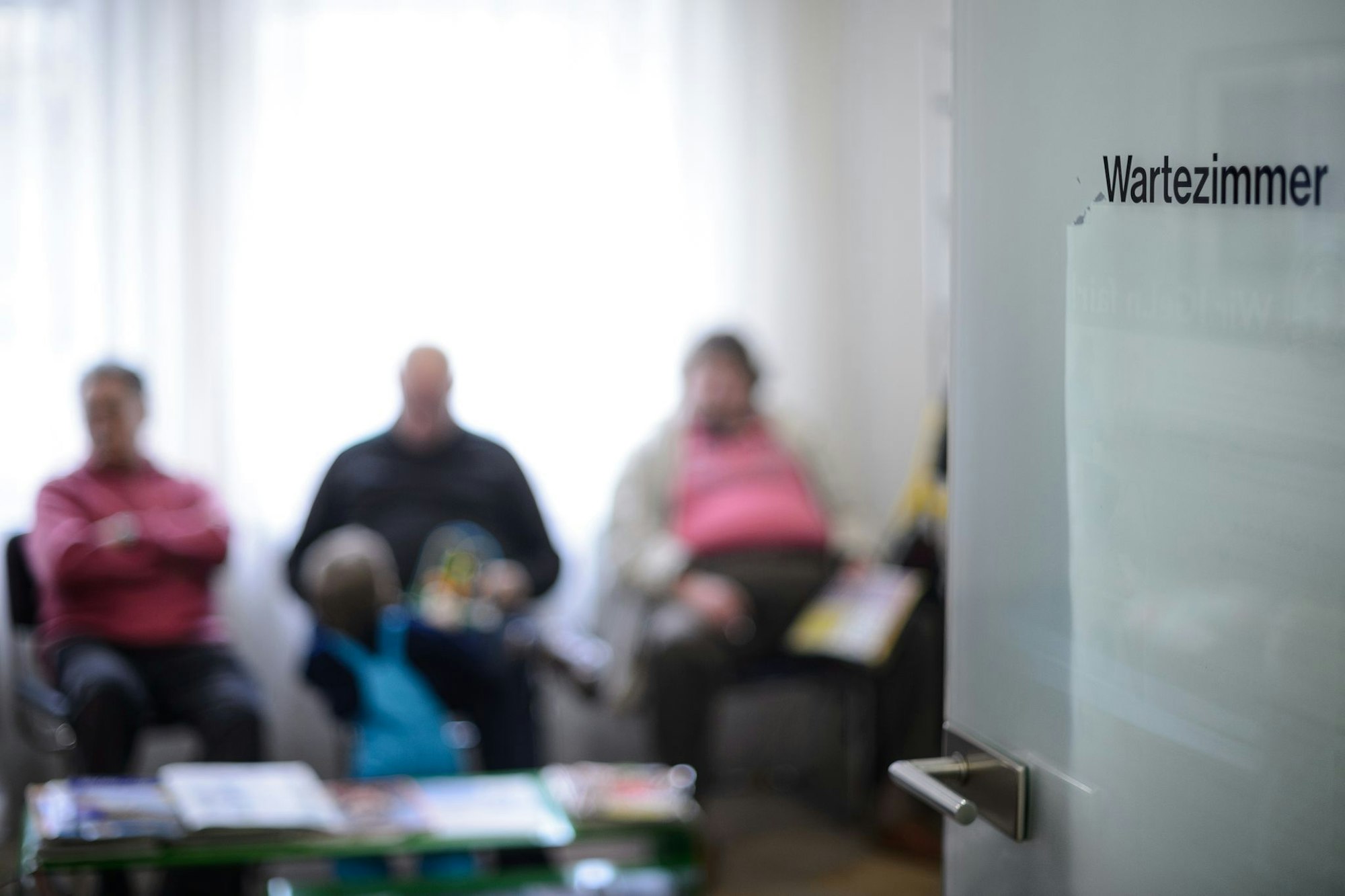 Warten gehört für viele Kassenpatienten bei Praxen dazu. (Archivbild)