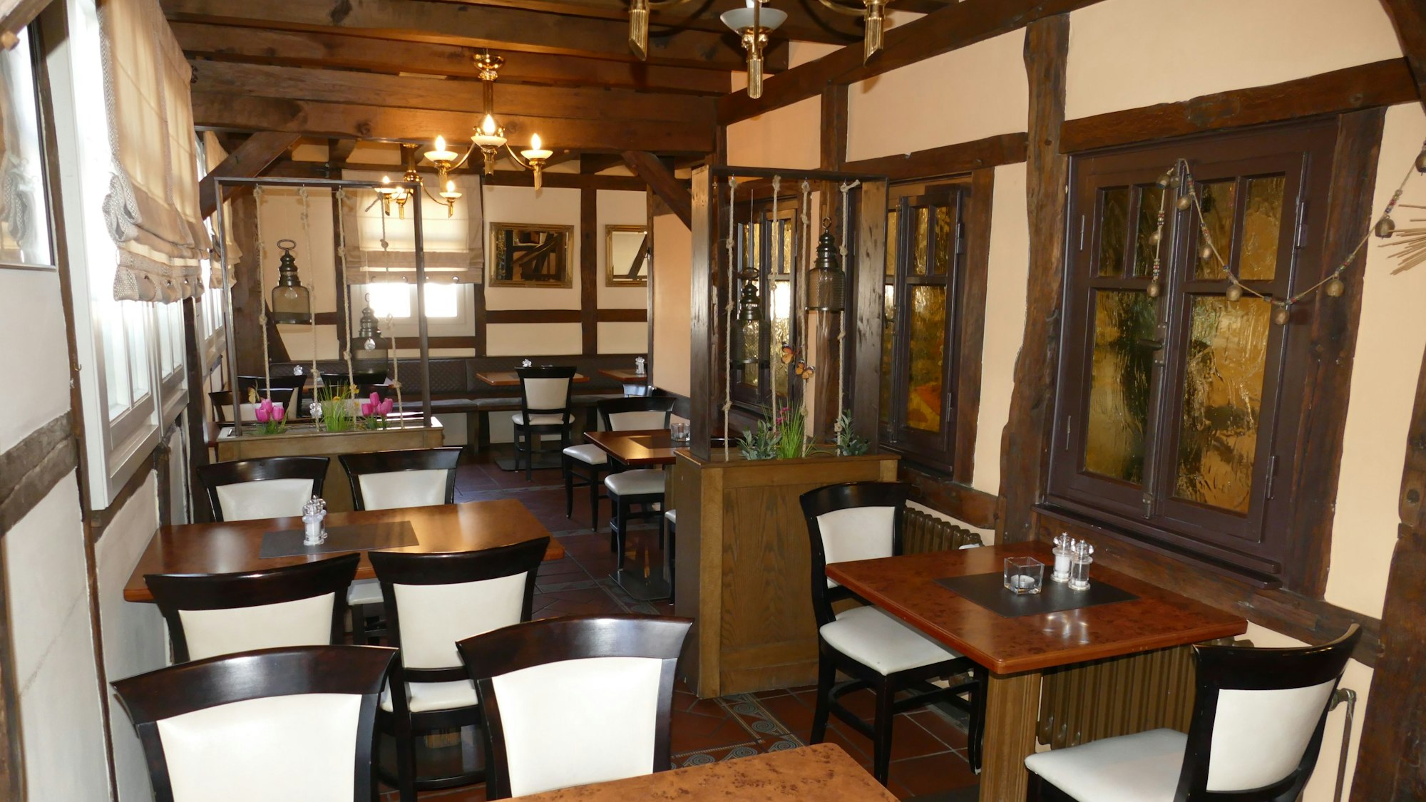 Gemütlich-rustikal ist der er Innenbereich des Nikos in Niederkassel.