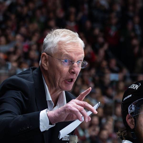Augsburg, Deutschland 26. September 2025: 1. DEL - 2025/2026 - Sp. 5 - Augsburger Panther vs. Kölner Haie Im Bild: Trainer Kari Jalonen Köln gibt Abweisungen an seine Spieler *** Augsburg, Germany 26 September 2025 1 DEL 2025 2026 Sp 5 Augsburger Panther vs Kölner Haie In the picture Coach Kari Jalonen Cologne gives rebuffs to his players Copyright: xFotostandx/xStiebertx