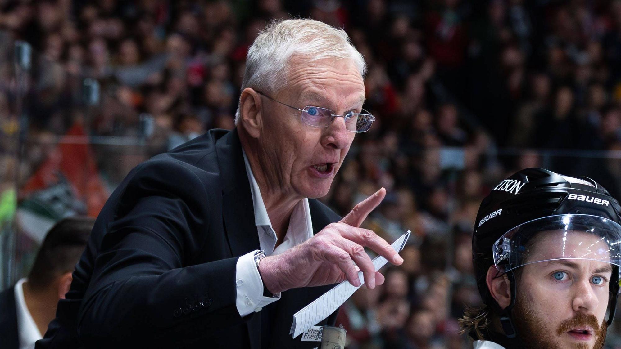 Augsburg, Deutschland 26. September 2025: 1. DEL - 2025/2026 - Sp. 5 - Augsburger Panther vs. Kölner Haie Im Bild: Trainer Kari Jalonen Köln gibt Abweisungen an seine Spieler *** Augsburg, Germany 26 September 2025 1 DEL 2025 2026 Sp 5 Augsburger Panther vs Kölner Haie In the picture Coach Kari Jalonen Cologne gives rebuffs to his players Copyright: xFotostandx/xStiebertx