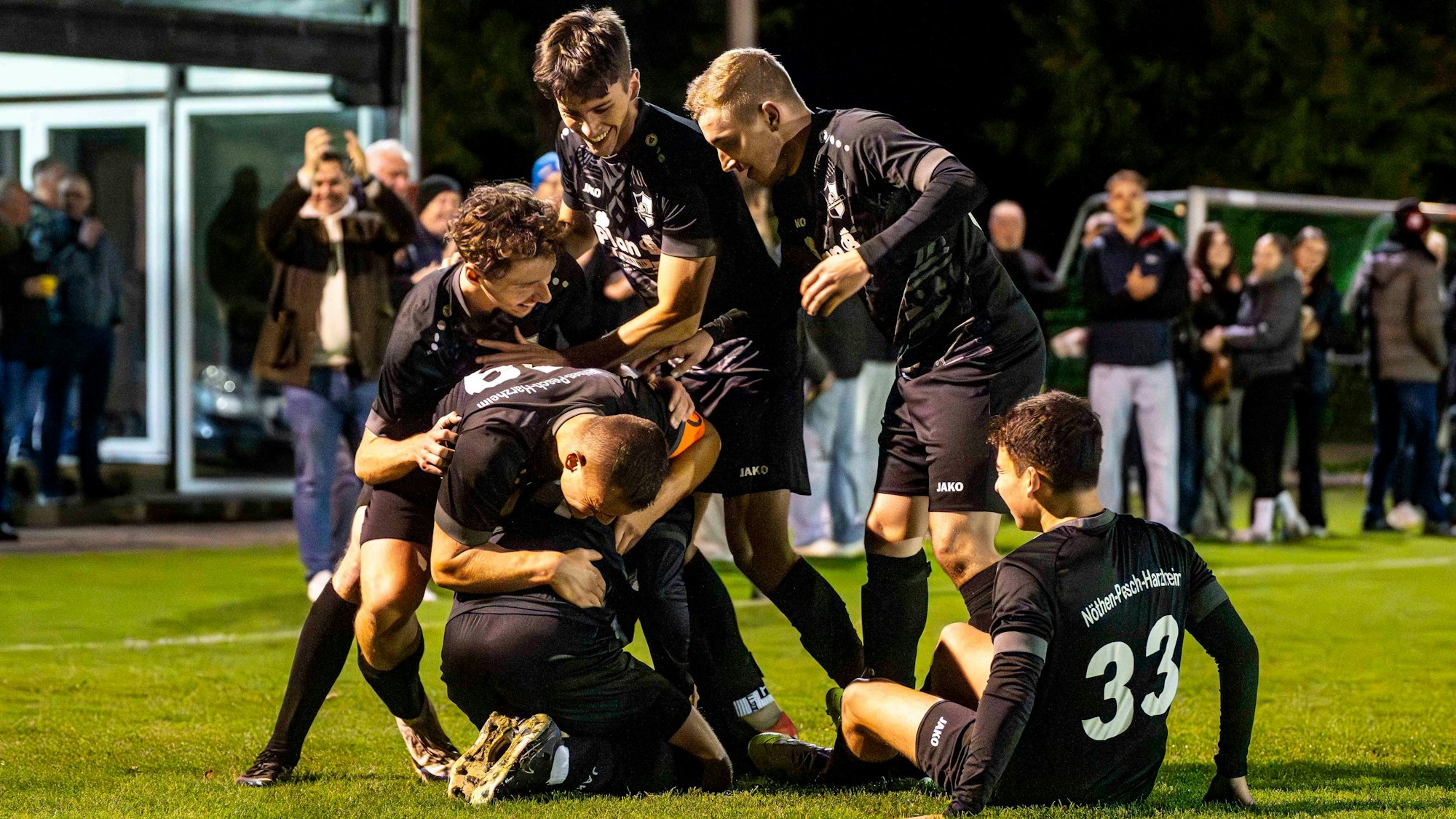 Das Bild zeigt die Jubeltraube nach dem zwischenzeitlichen Ausgleich.