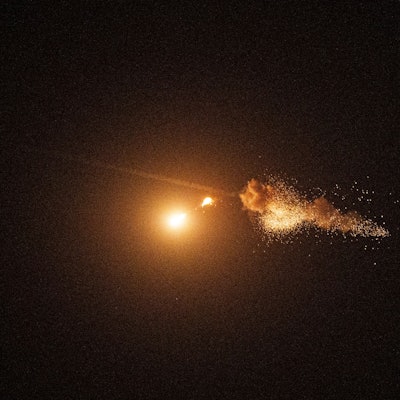 ARCHIV - 07.09.2024, Ukraine, Kiew: Die ukrainische Luftabwehr fängt eine Die ukrainische Luftabwehr fängt eine Shahed-Drohne während eines russischen Luftangriffs auf die Hauptstadt in Kiew, Ukraine, am Samstag, 7. September 2024, ab (Symbolbild).