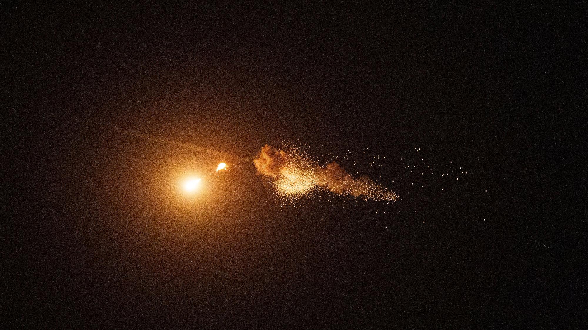 ARCHIV - 07.09.2024, Ukraine, Kiew: Die ukrainische Luftabwehr fängt eine Die ukrainische Luftabwehr fängt eine Shahed-Drohne während eines russischen Luftangriffs auf die Hauptstadt in Kiew, Ukraine, am Samstag, 7. September 2024, ab (Symbolbild).