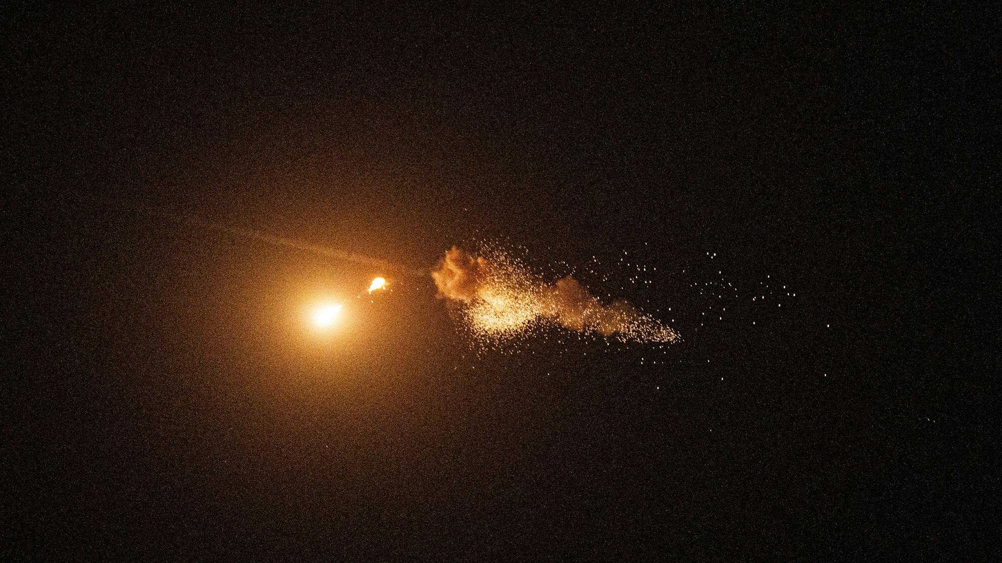 ARCHIV - 07.09.2024, Ukraine, Kiew: Die ukrainische Luftabwehr fängt eine Die ukrainische Luftabwehr fängt eine Shahed-Drohne während eines russischen Luftangriffs auf die Hauptstadt in Kiew, Ukraine, am Samstag, 7. September 2024, ab (Symbolbild).