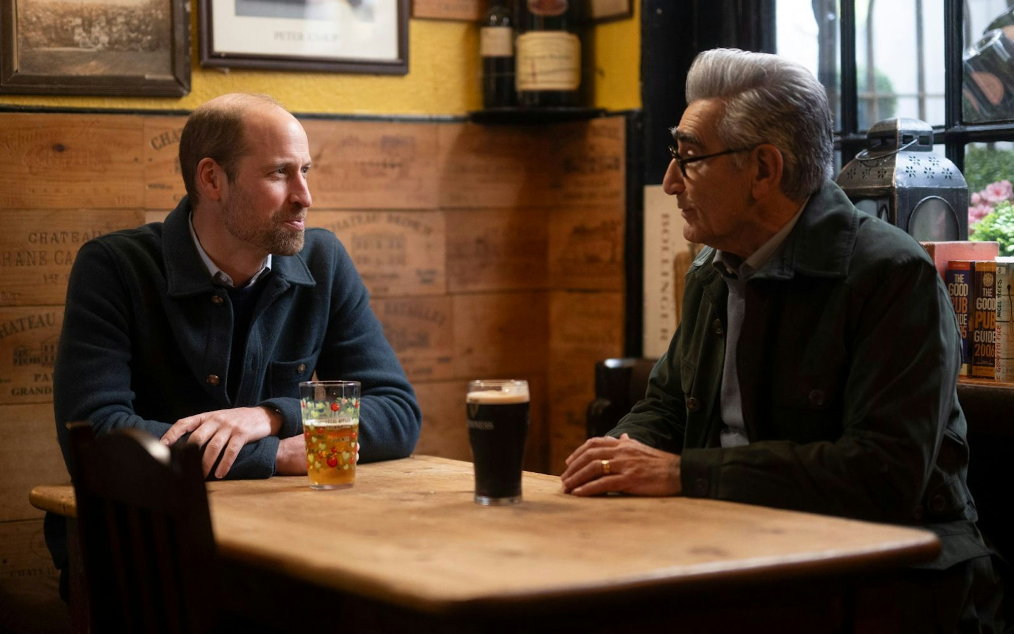 Auf ein Bier mit Prinz William (links): In einem Pub sprach Eugene Levy mit dem Royal über dessen schwieriges Jahr 2024. (Bild: Apple)