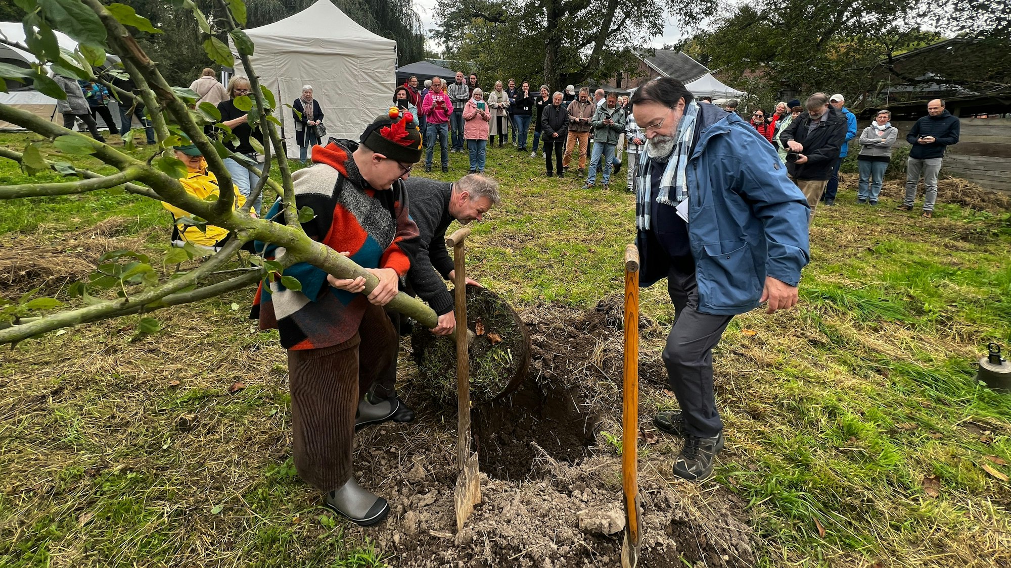 Zum Tag der Deutschen Einheit spendeten Gisela und Petra Fiorentino einen Apfelbaum von der Sorte Kaiser Wilhelm.