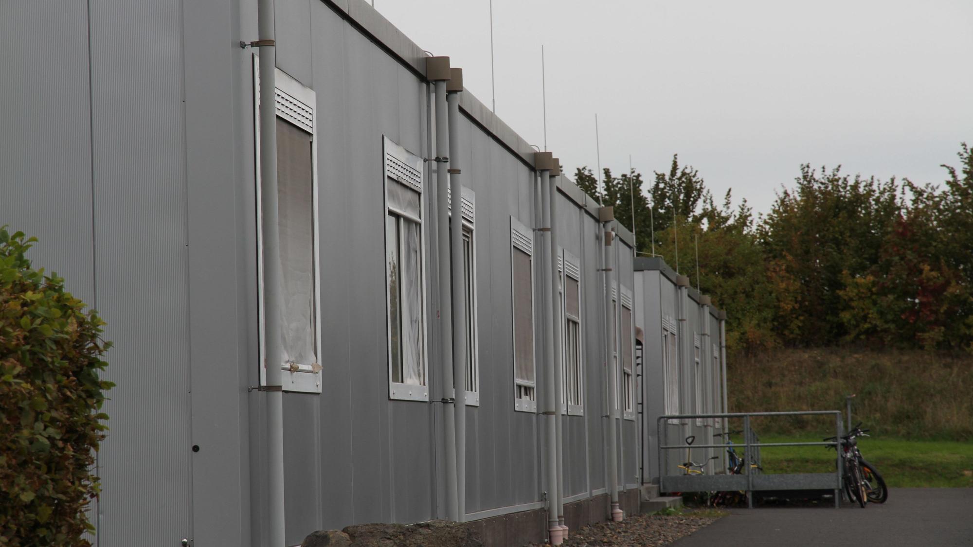 Aufnahme der Flüchtlingsunterkunft in Lohmar-Birk: Graue Container reihen sich aneinander.