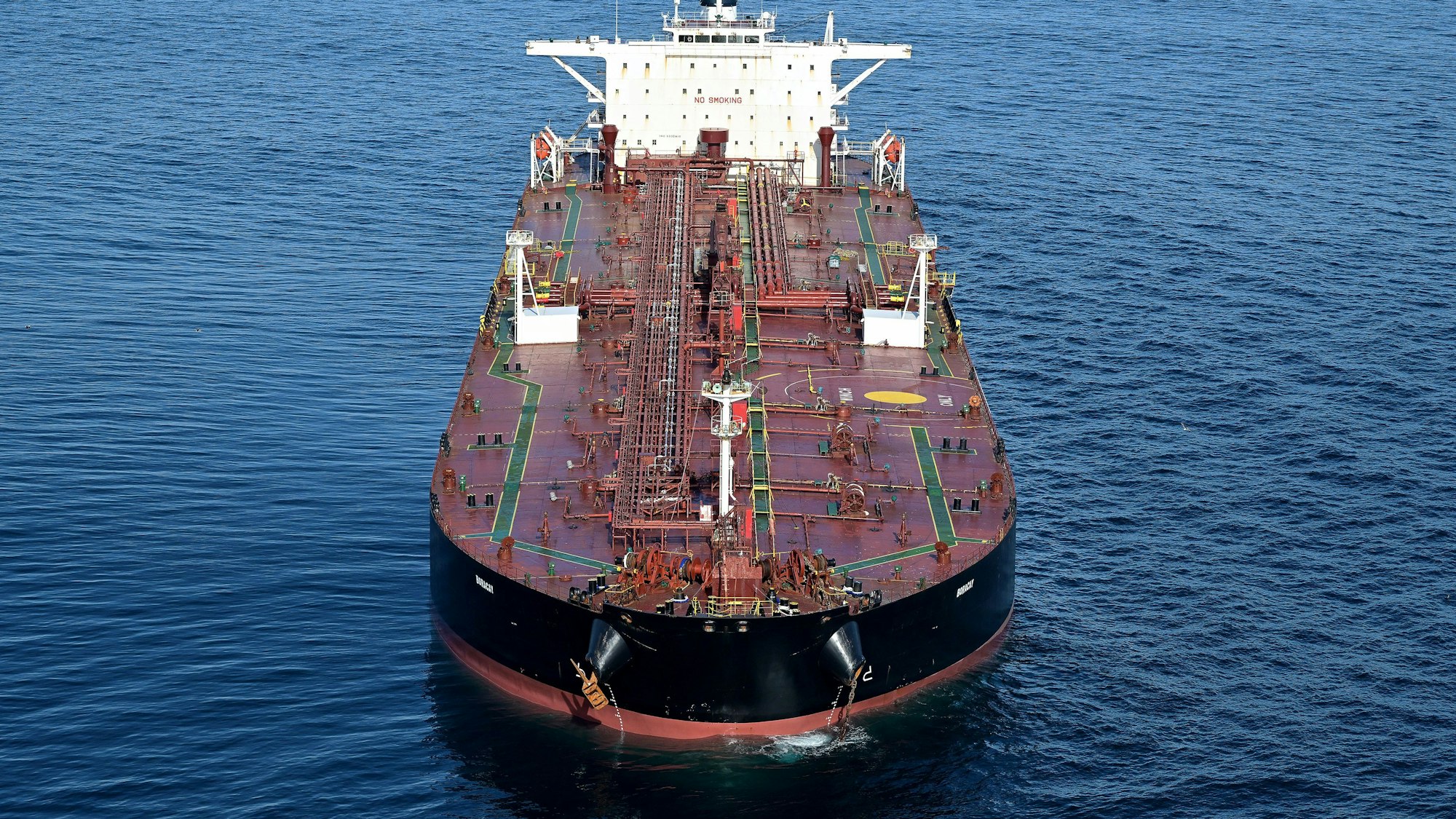 Ein Tanker der so genannten „Schattenflotte“ Russlands nahe der westfranzösischen Hafenstadt Saint-Nazaire am 1. Oktober.