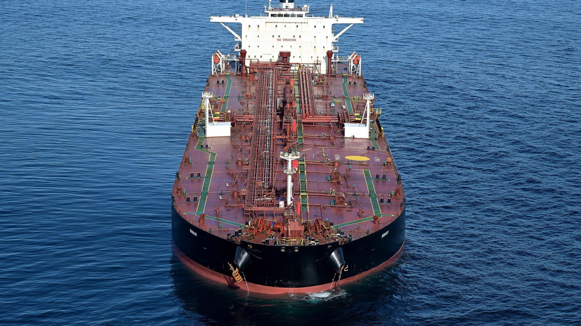 Ein Tanker der so genannten „Schattenflotte“ Russlands nahe der westfranzösischen Hafenstadt Saint-Nazaire am 1. Oktober.
