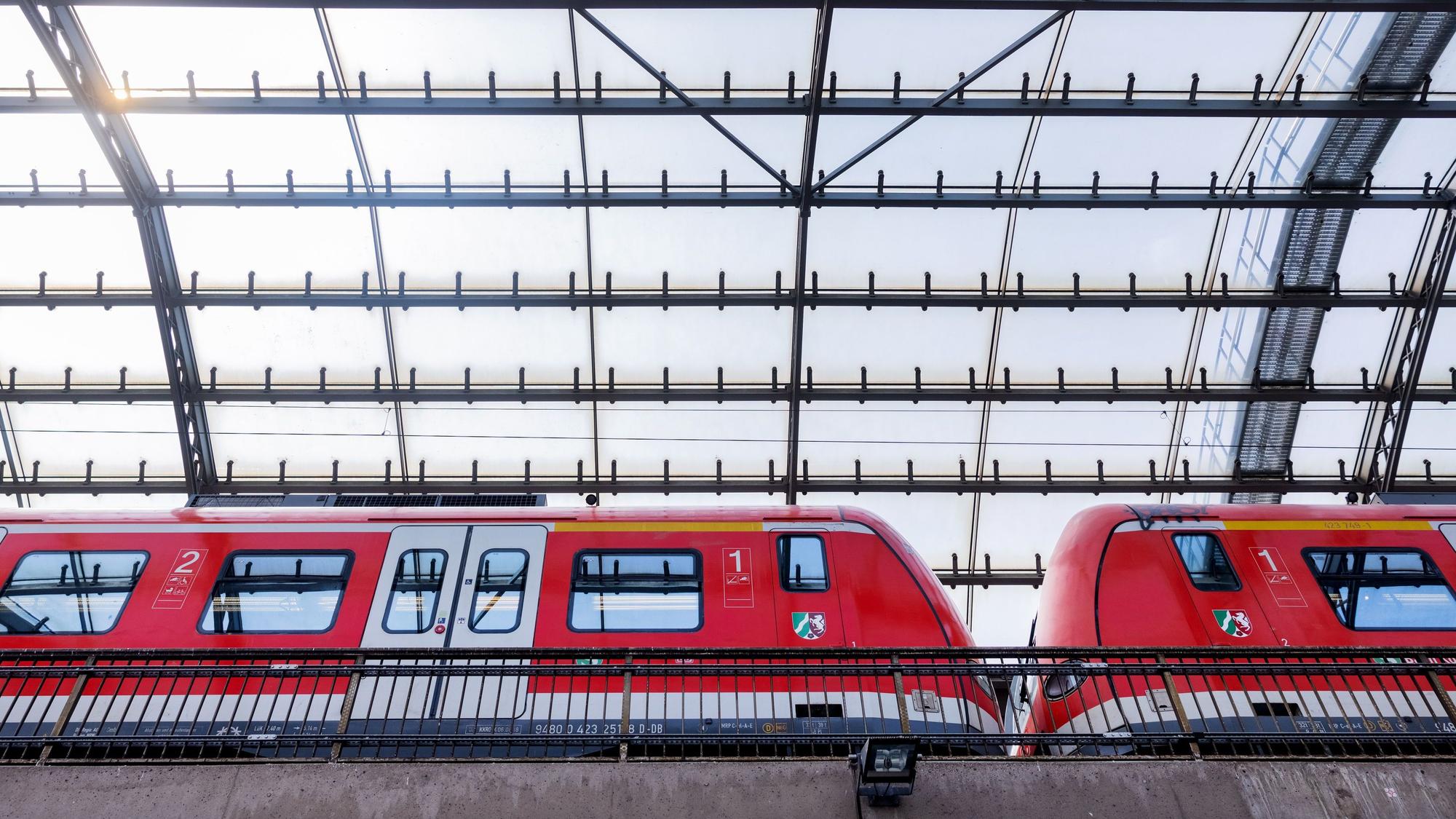 Eine Regionalbahn der Deutschen Bahn (DB) verlässt den Kölner Hauptbahnhof.