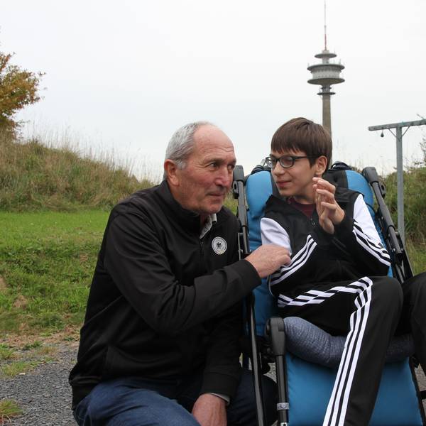 Einer Familie aus Georgien mit einem behinderten Kind droht die Abschiebung, Merab Sharia mit seinem Sohn Bagrat