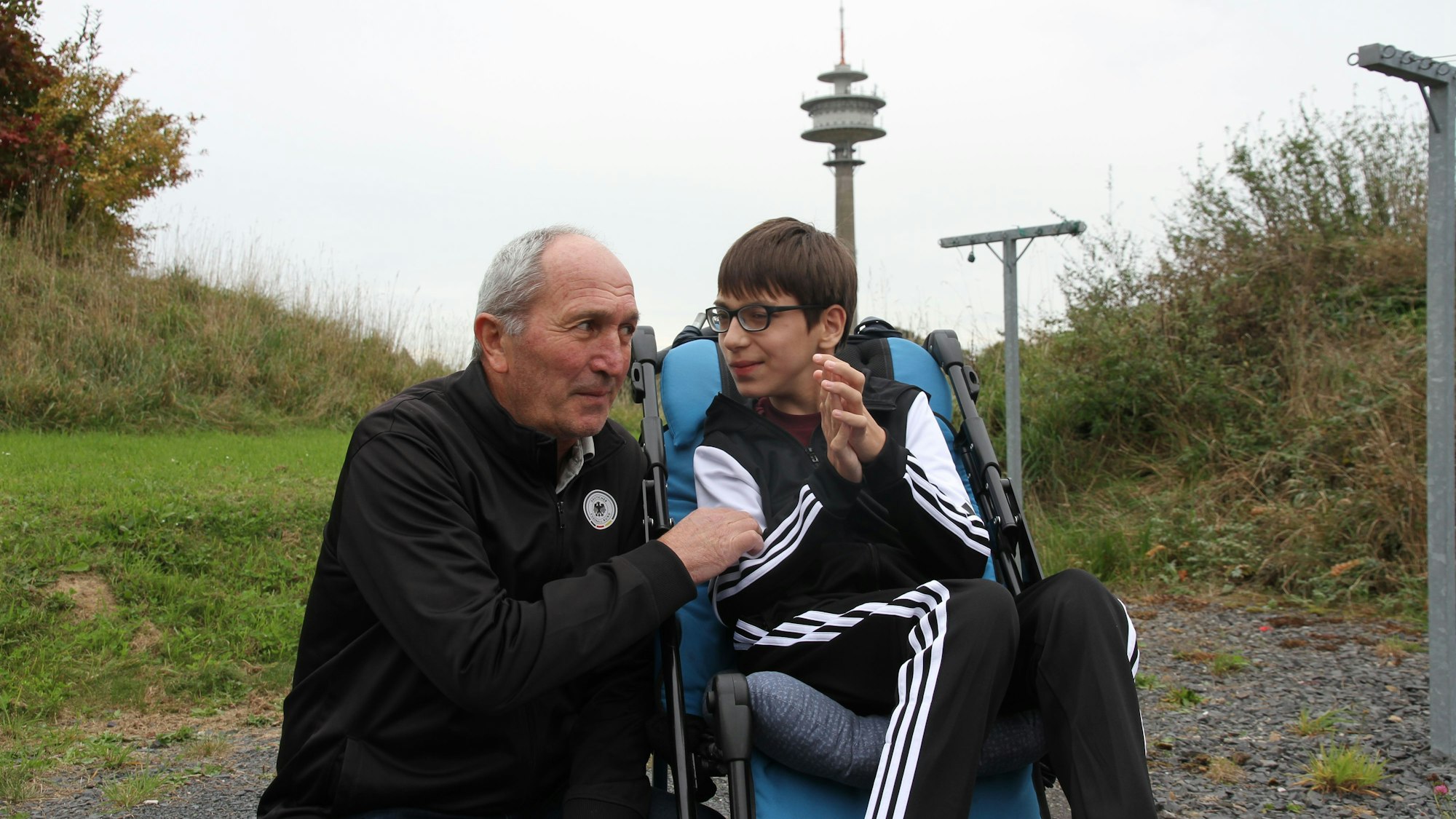 Einer Familie aus Georgien mit einem behinderten Kind droht die Abschiebung, Merab Sharia mit seinem Sohn Bagrat