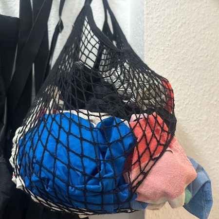 In diesem Einkaufsnetz voller Jutebeutel hat die Kölnerin die Nosferatu-Spinne gefunden.