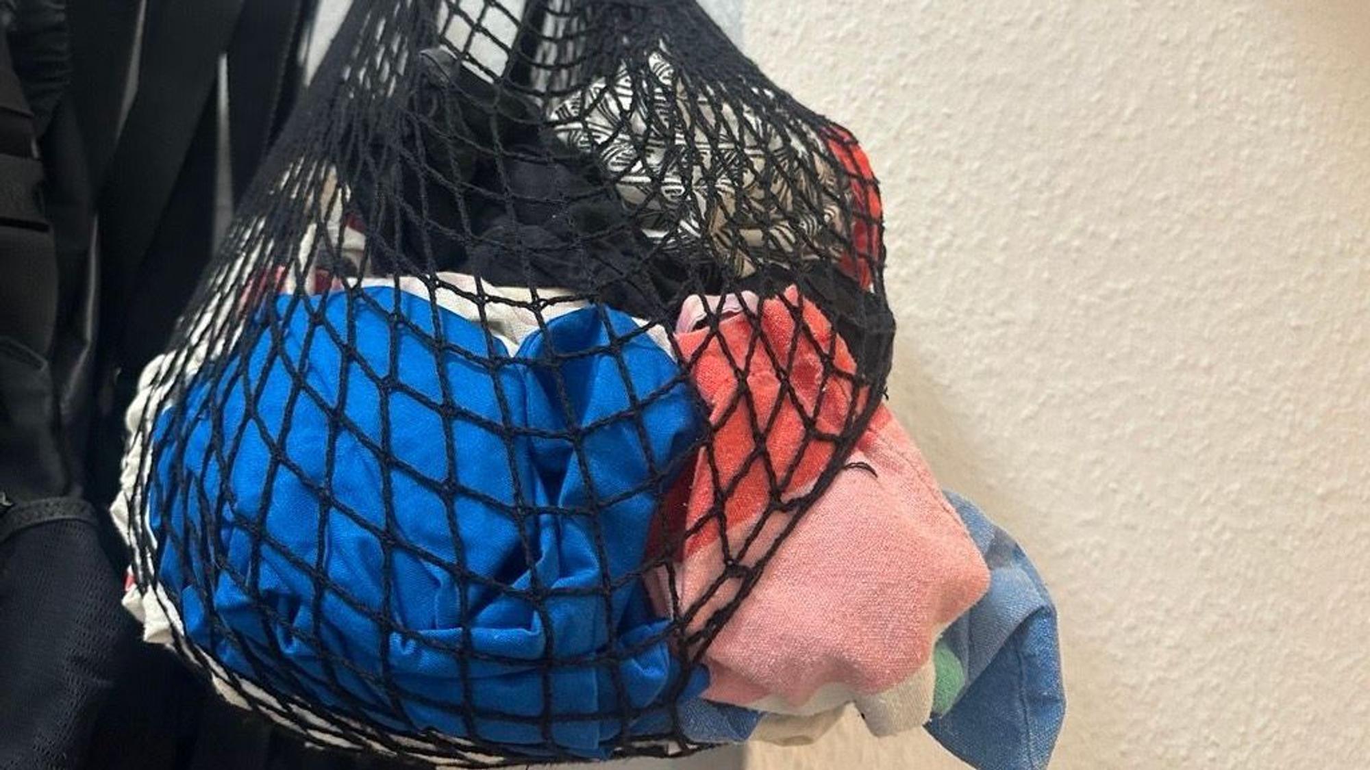 In diesem Einkaufsnetz voller Jutebeutel hat die Kölnerin die Nosferatu-Spinne gefunden.