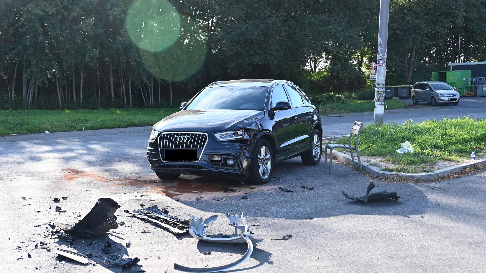 Auf der Rastanlage Bedburg in Richtung Koblenz ist ein Pkw erst in einen Sprinter und danach in zwei geparkte Autos gefahren. Nach dem Unfall ist der Pkw weiter Richtung Koblenz von der Unfallstelle geflüchtet. Die Polizei konnte das stark beschädigte Auto ca. 1000 Meter vor der Abfahrt Bergheim ausfindig machen.
