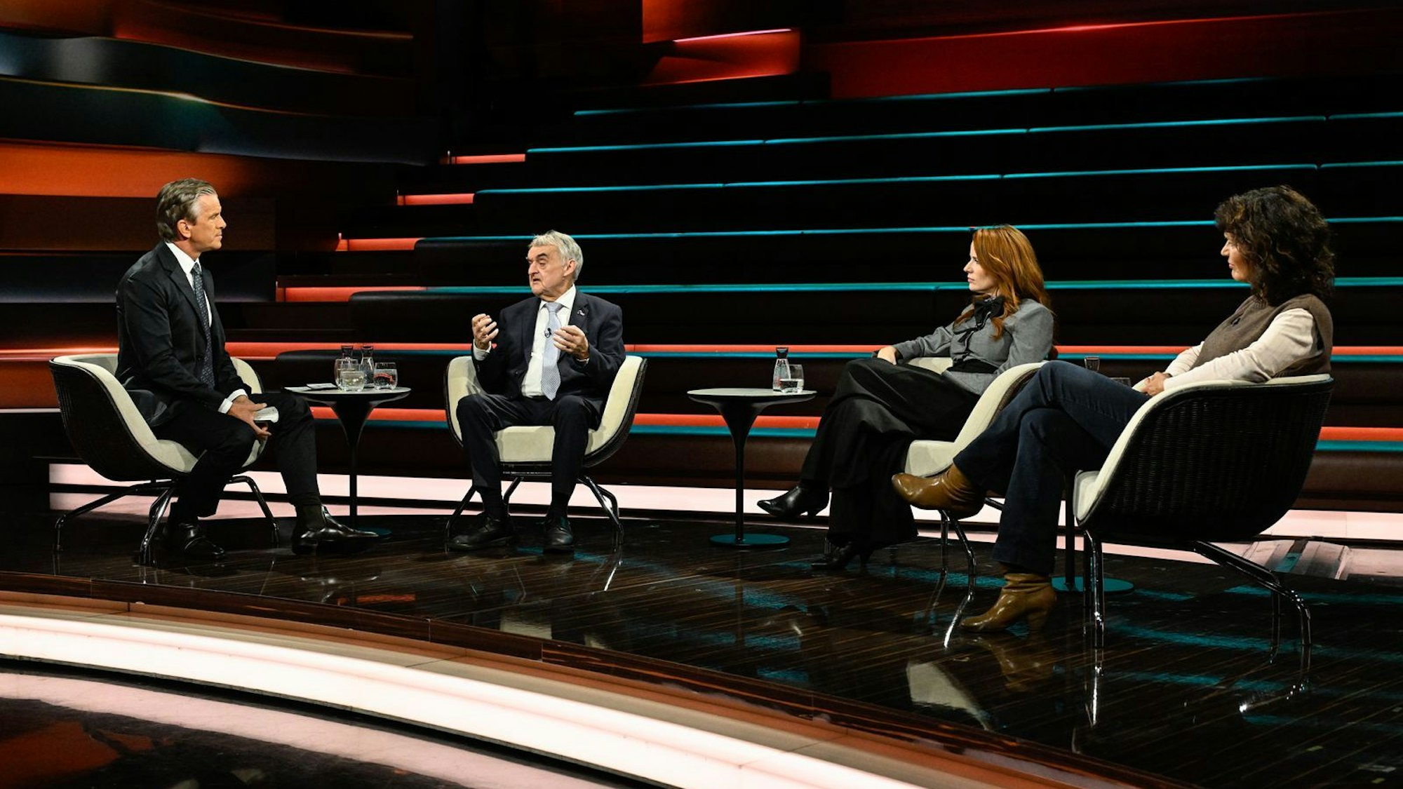 Mit Herbert Reul (Zweiter von links), Florence Gaub (Zweite von rechts) und Ulrike Winkelmann sprach Markus Lanz am Donnerstag über das Thema Clankriminalität. (Bild: ZDF / Markus Hertrich)