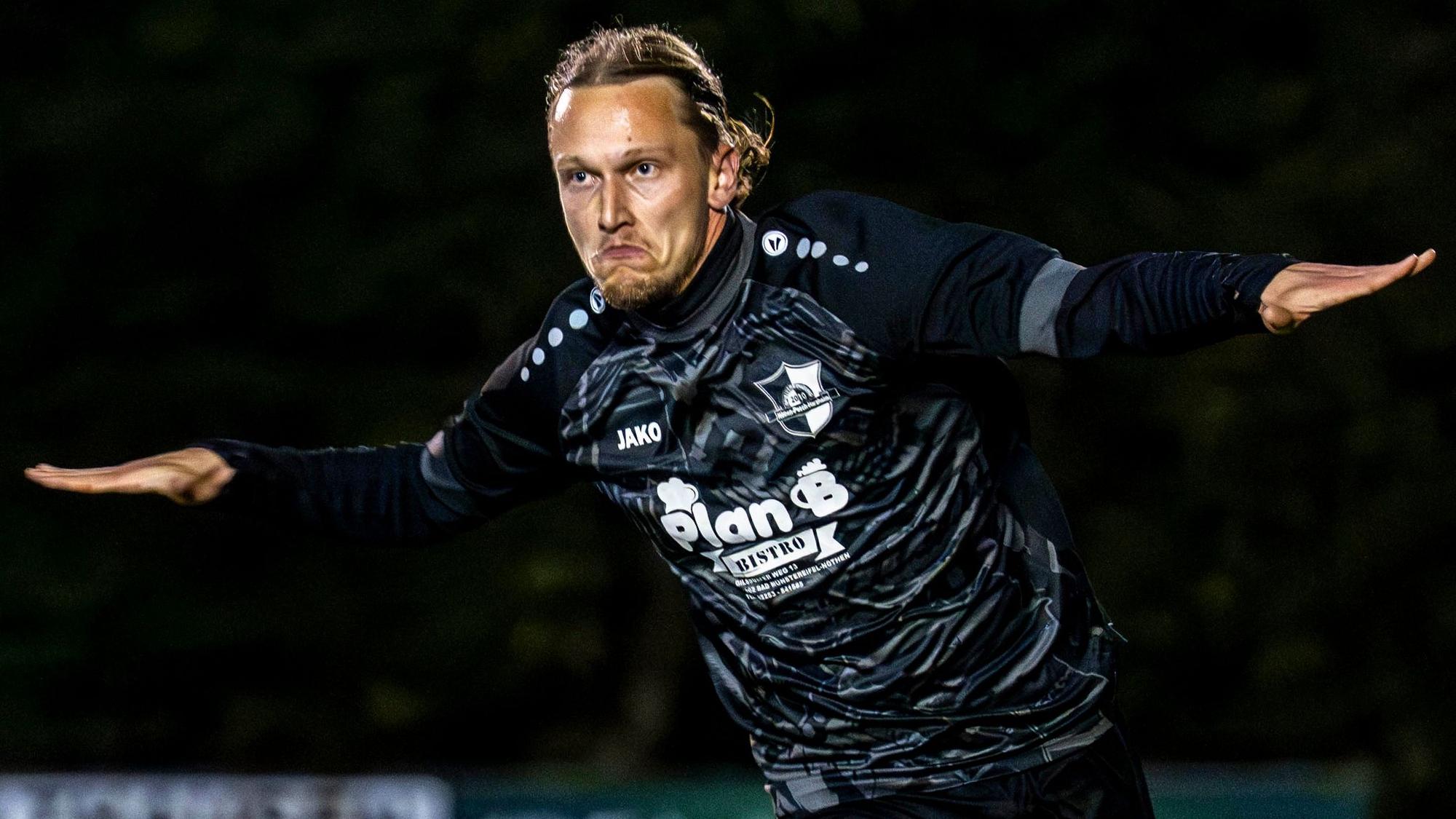 Das Bild zeigt den Offensivspieler, der nach seinem Treffer die Arme seitlich abgestreckt hat.