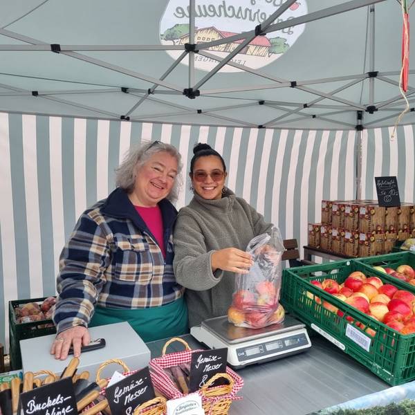 Am Stand der Bergischen Bauernscheune gab es beim Leichlinger Obstmarkt 2025 tatsächlich Obst.