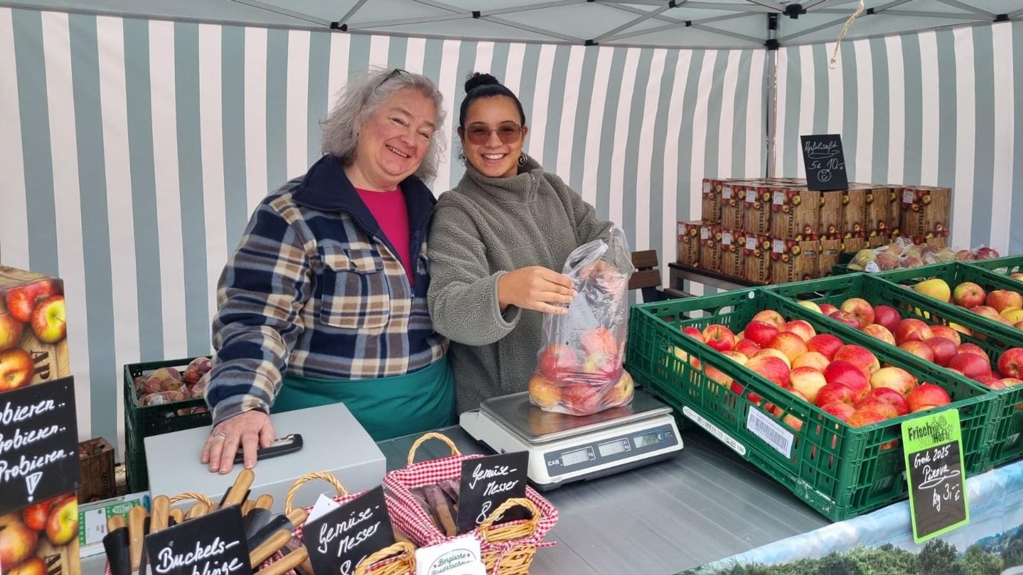 Claudia und Carla verkaufen am Stand der Bergischen Bauernscheune Äpfel aus der Region (2025). Viele solcher Stände gibt es in Leichlingen auf dem Obstmarkt allerdings nicht mehr.