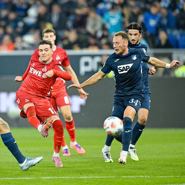 Saïd El Mala (M., 1. FC Köln) sowie Vladimír Coufal (r., 1899 Hoffenheim) und Wouter Burger (1899 Hoffenheim) kämpfen um den Ball.