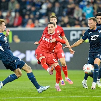 Saïd El Mala (M., 1. FC Köln) sowie Vladimír Coufal (r., 1899 Hoffenheim) und Wouter Burger (1899 Hoffenheim) kämpfen um den Ball.
