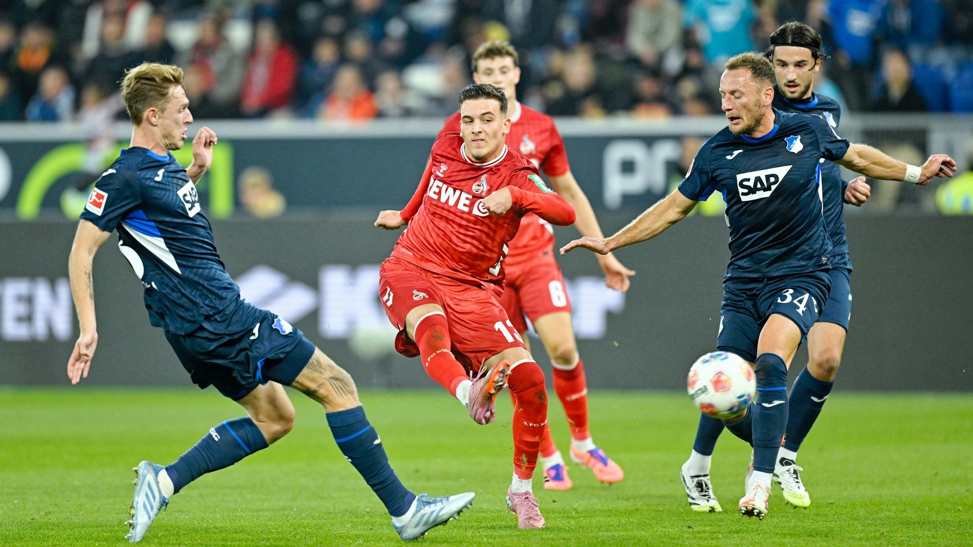 Saïd El Mala (M., 1. FC Köln) sowie Vladimír Coufal (r., 1899 Hoffenheim) und Wouter Burger (1899 Hoffenheim) kämpfen um den Ball.