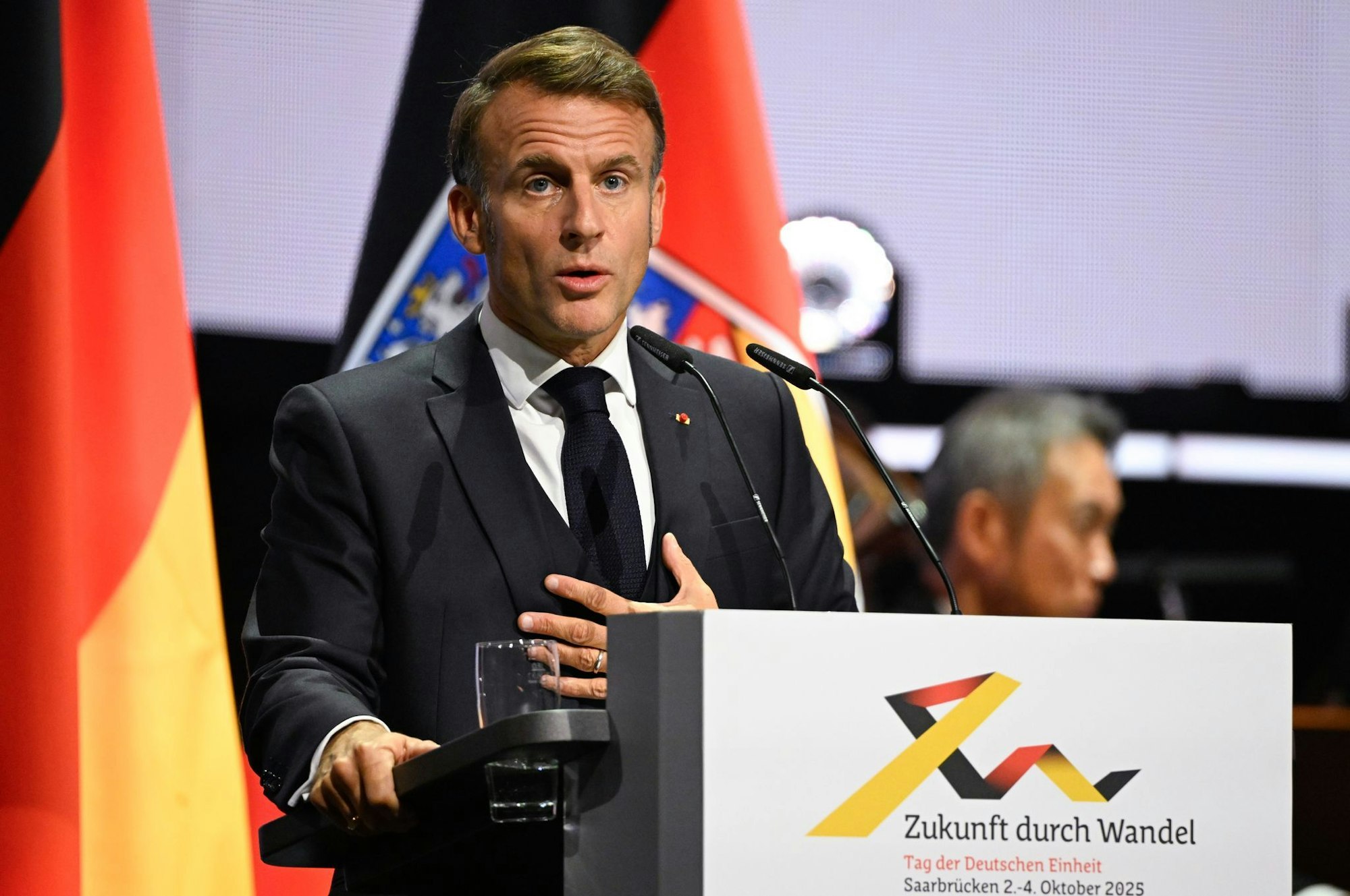 Präsident Macron schlägt in seiner Rede einen weiten Bogen.