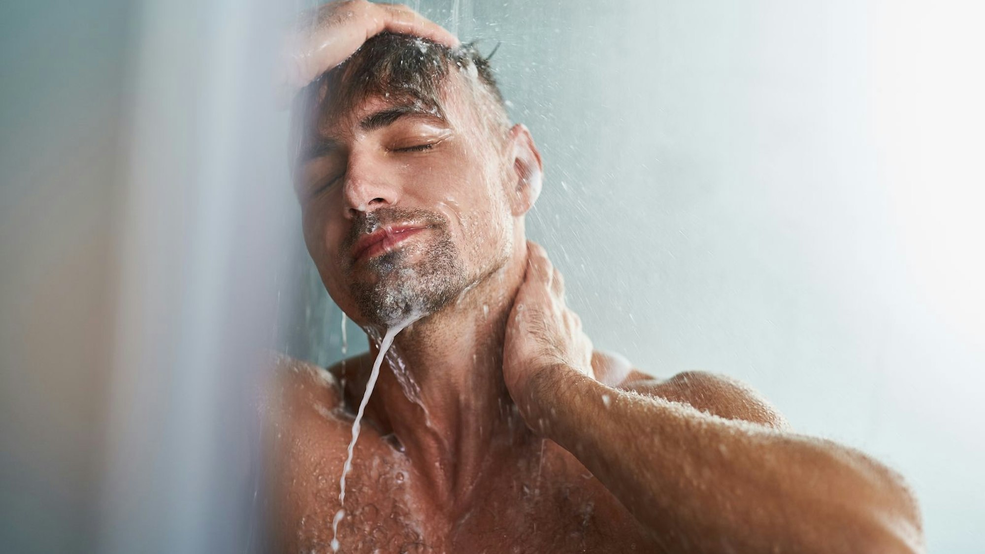 Ein Mann unter der Dusche.