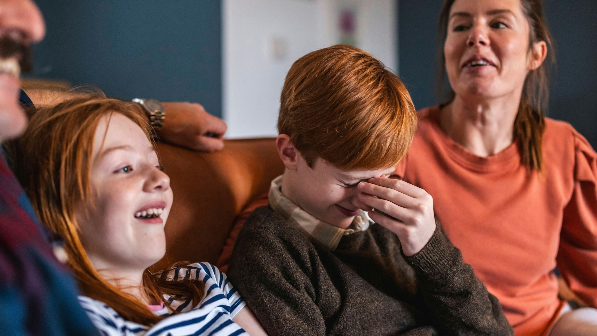 Über Sexualität mit seinen Kindern zu sprechen, muss nicht unangenehm sein. Wichtig ist, dass Eltern vorbereitet in das Gespräch gehen. (Symbolbild)