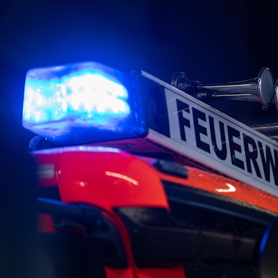 Ein Feuerwehrauto mit Blaulicht