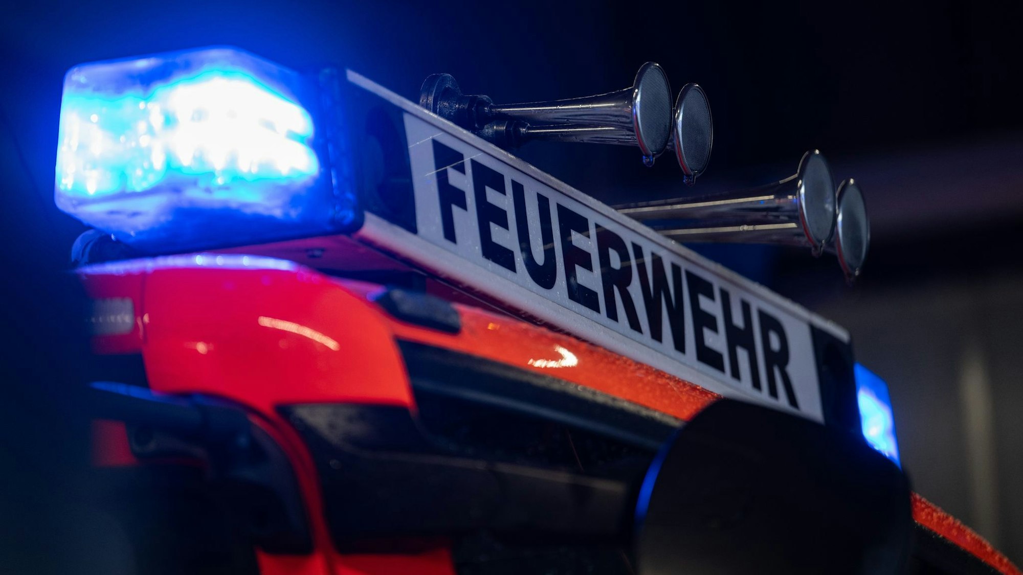 Ein Feuerwehrauto mit Blaulicht
