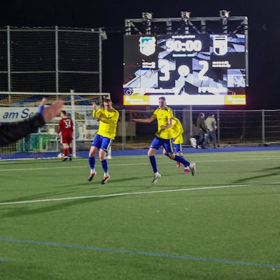 Die Nümbrechter jubeln, während im Hintergrund auf der großen Anzeigetafel das 3:2 zu lesen ist.