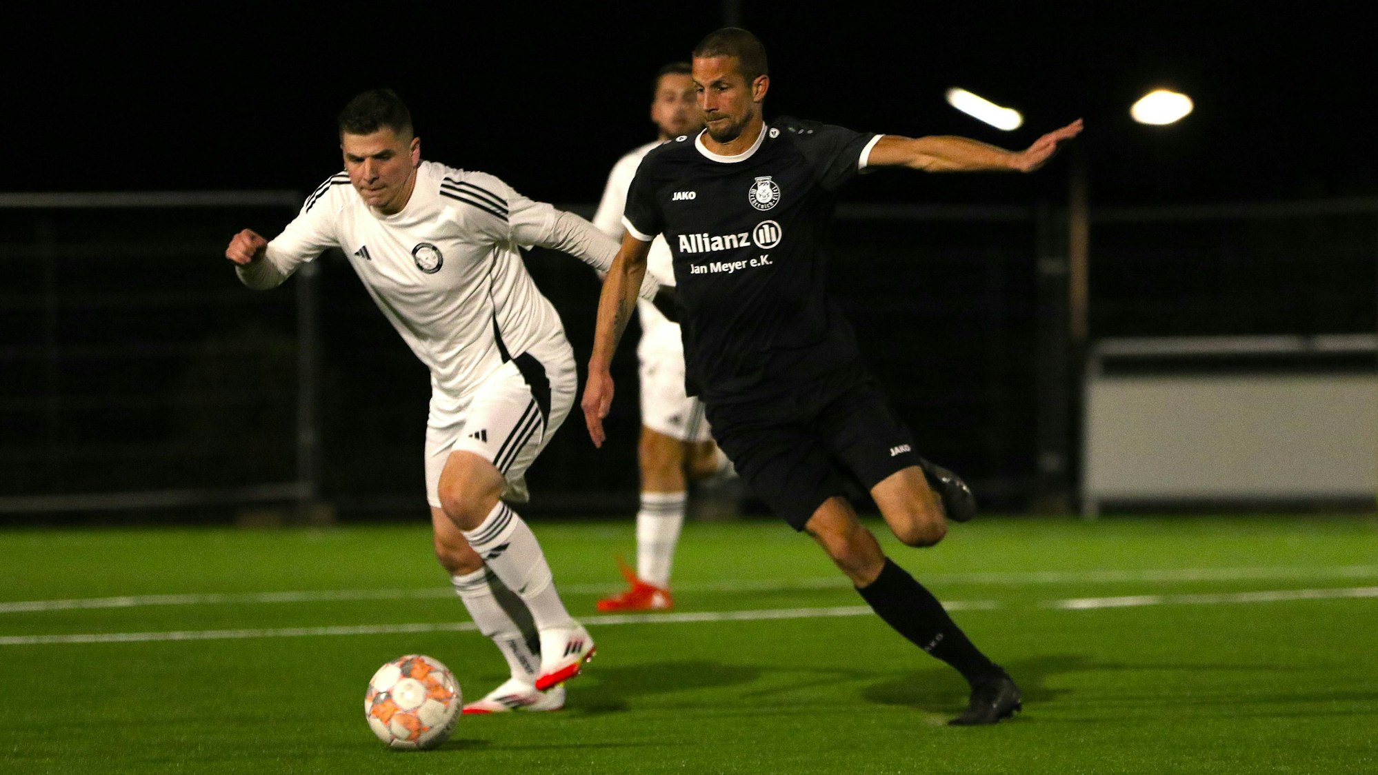 Das Bild zeigt den Zweikampf der Obengenannten im Pokalspiel in Mechernich.