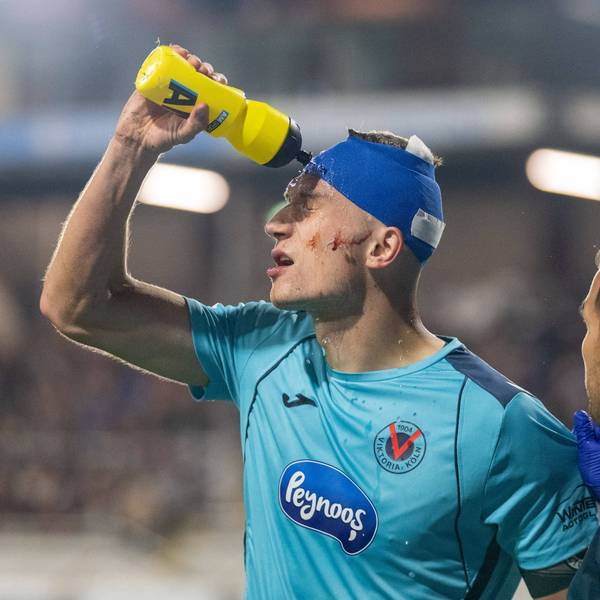 Christoph Greger 15 Viktoria Koeln 1904 hat am Kopf eine Platzwunde. Giesst sich ueber den Verband Wasser, TSV 1860 Muenchen vs. Viktoria Koeln 1904, 3. Liga, 9. Spieltag, 01.10.2025 DFB regulations prohibit any use of photographs as image sequences and/or quasi-video Muenchen Bayern Deutschland *** Christoph Greger 15 Viktoria Koeln 1904 has a laceration on his head Pours water over his bandage, TSV 1860 Muenchen vs Viktoria Koeln 1904, 3 Liga, 9 Spieltag, 01 10 2025 DFB regulations prohibit any use of photographs as image sequences and or quasi video Muenchen Bayern Germany Copyright: xkolbert-press/UlrichxGamelx