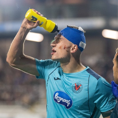 Christoph Greger 15 Viktoria Koeln 1904 hat am Kopf eine Platzwunde. Giesst sich ueber den Verband Wasser, TSV 1860 Muenchen vs. Viktoria Koeln 1904, 3. Liga, 9. Spieltag, 01.10.2025 DFB regulations prohibit any use of photographs as image sequences and/or quasi-video Muenchen Bayern Deutschland *** Christoph Greger 15 Viktoria Koeln 1904 has a laceration on his head Pours water over his bandage, TSV 1860 Muenchen vs Viktoria Koeln 1904, 3 Liga, 9 Spieltag, 01 10 2025 DFB regulations prohibit any use of photographs as image sequences and or quasi video Muenchen Bayern Germany Copyright: xkolbert-press/UlrichxGamelx