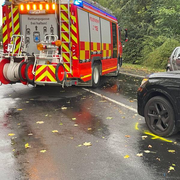 Ein Feuerwehrauto steht an einer Unfallstelle in Bergheim-Kenten.