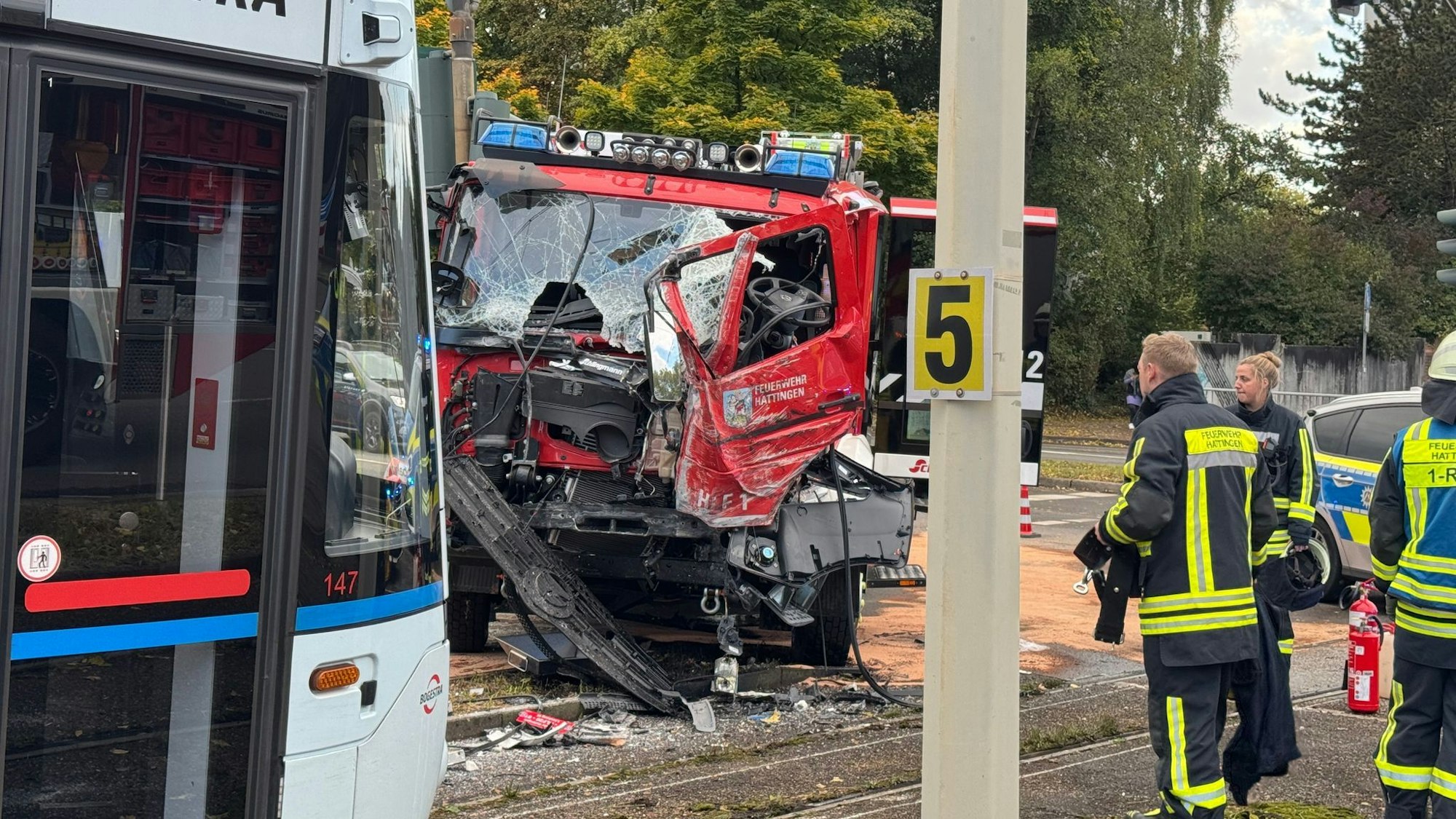 Beim Zusammenstoß eines Löschfahrzeugs der Feuerwehr mit einer Straßenbahn sind drei Menschen in Hattingen (Ennepe-Ruhr-Kreis) verletzt worden.