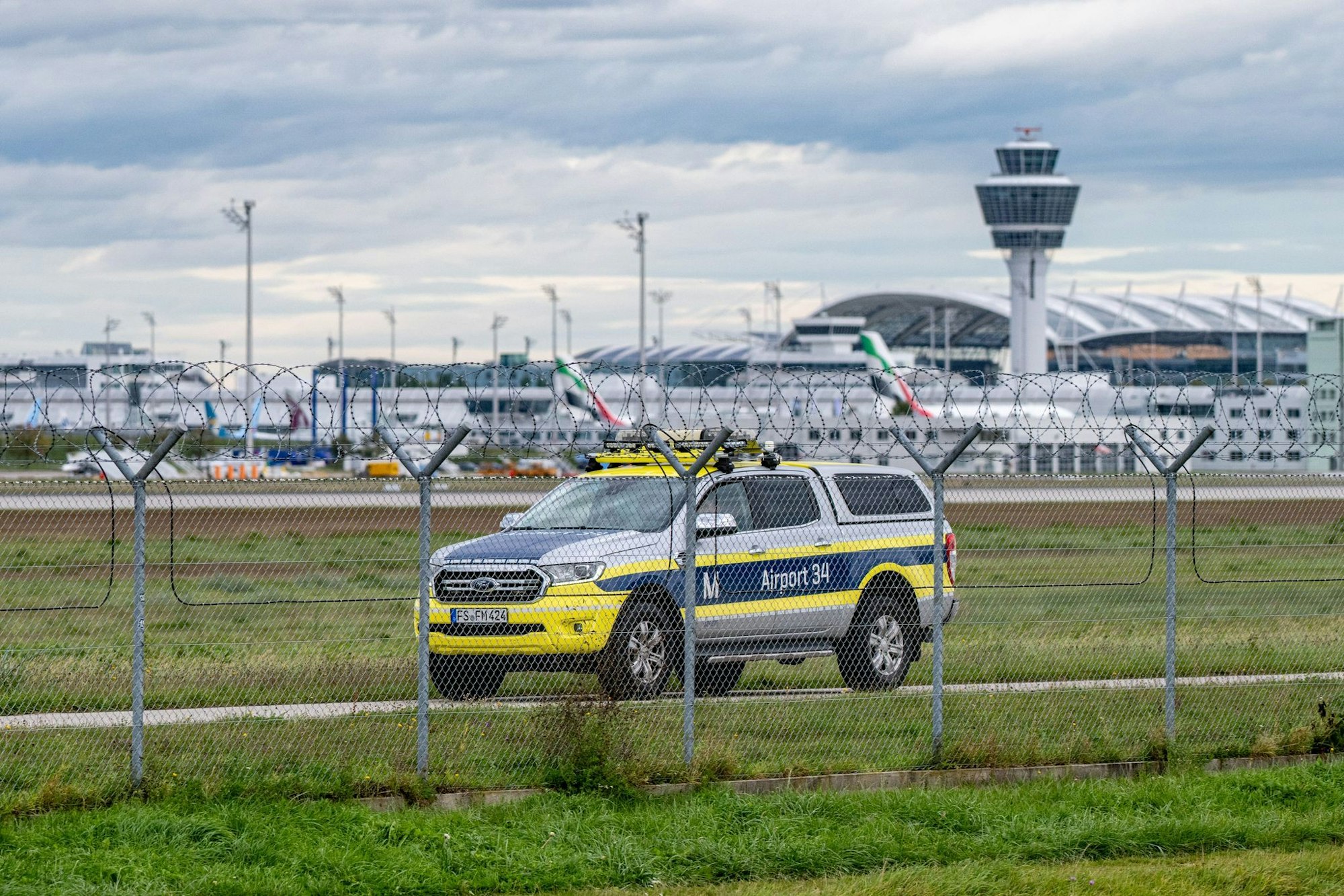 Die Bundespolizei sprach von zwei Drohnensichtungen im Bereich der Nord- und der Südbahn.