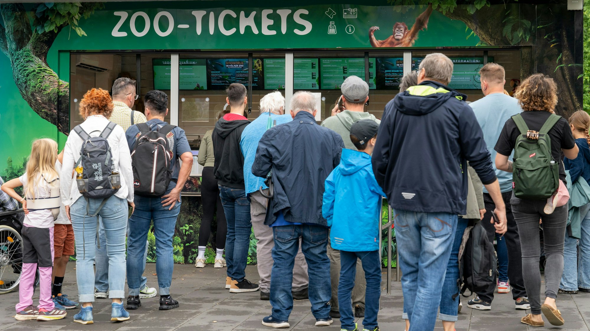 Der Haupteingang des Kölner Zoos. Am 4. Oktober 2025 bleibt der Zoo wegen einer Unwetterwarnung geschlossen.